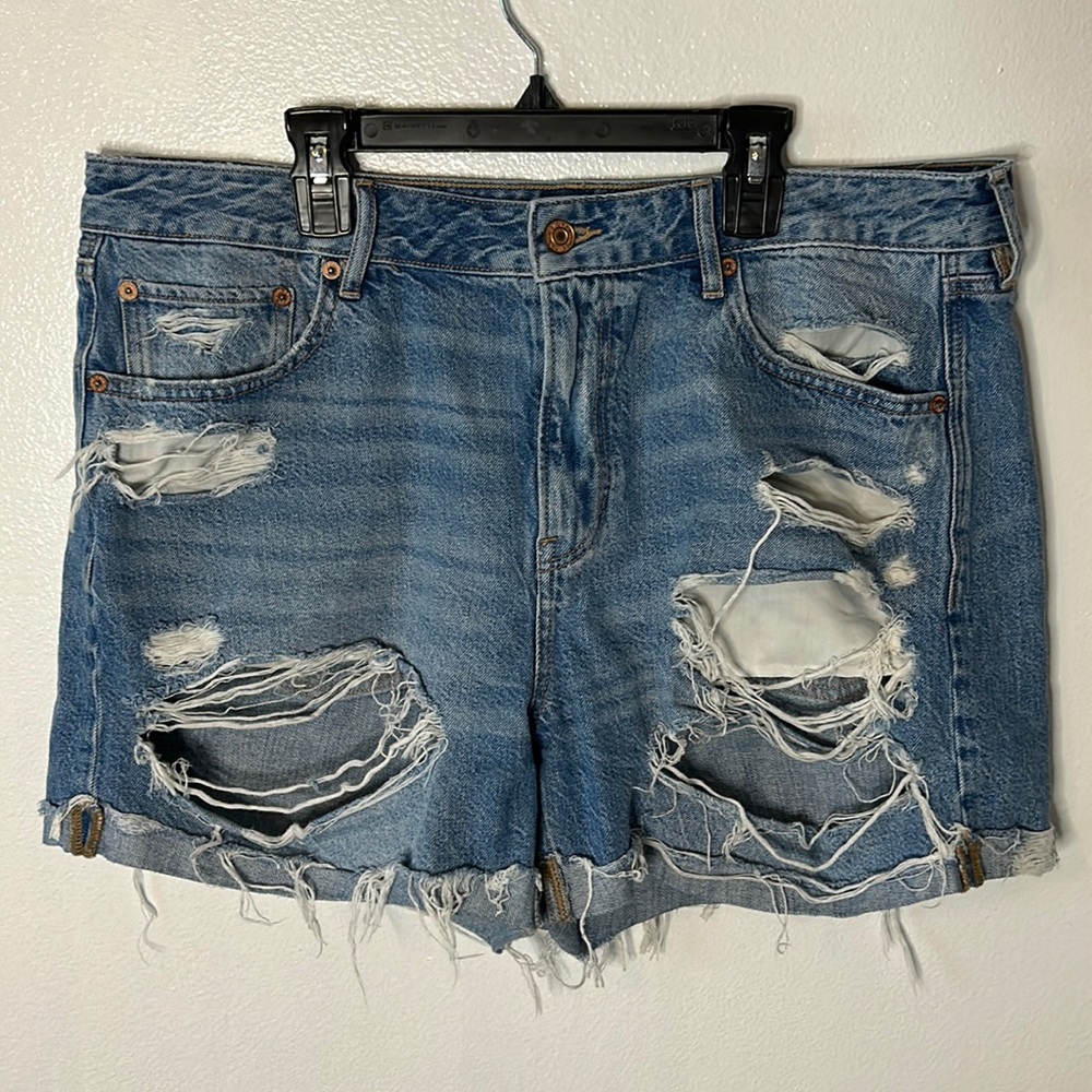 American Eagle size 14 women’s Tom girl distressed short Super comfy